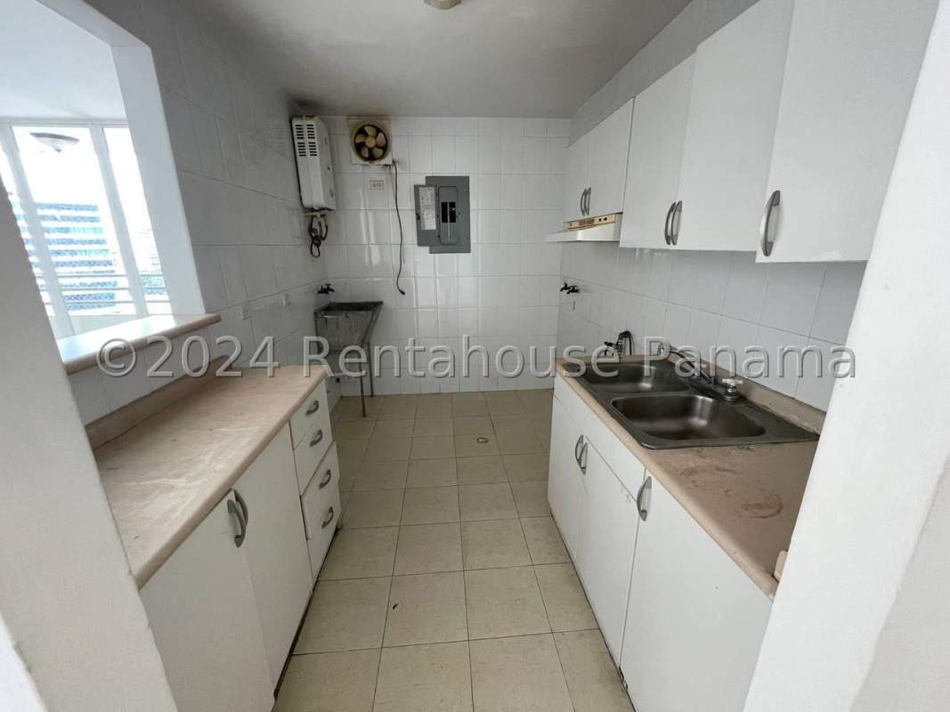 City skyline view from apartment balcony in PH Majestic Gardens Edison Park Panama