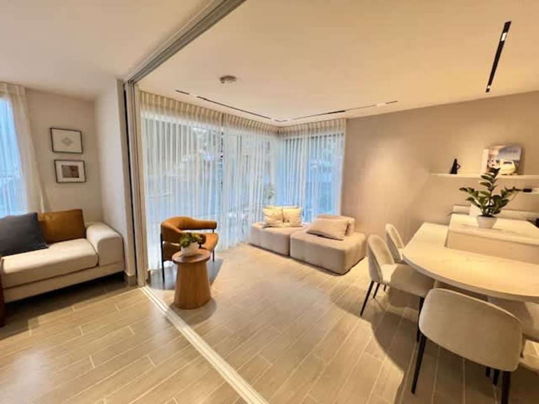 Minimalist open kitchen area with built-in cabinets at PH Armonía Avenida Balboa Bella Vista