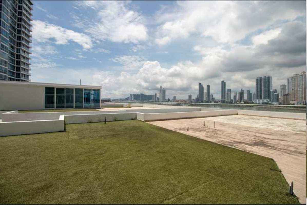 Resort-style infinity pool overlooking skyline and bay in luxury PH Miradores Punta Paitilla