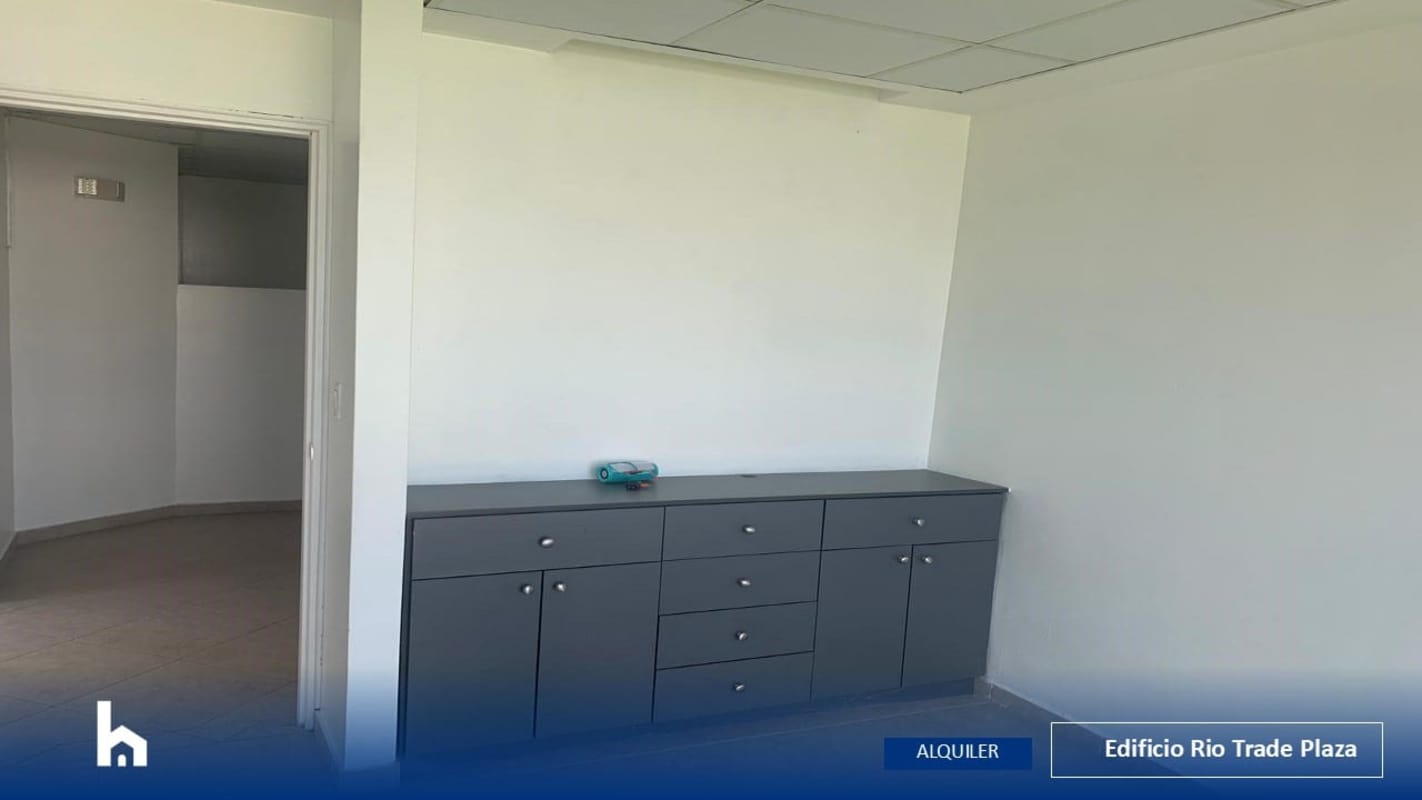 Partitioned private workspace with natural light in Rio Trade Plaza Panama