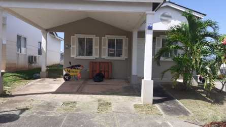 Covered carport with garden suburban Panama for sale