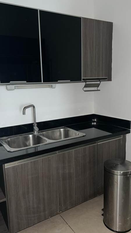 Oceanfront infinity pool and jacuzzi amenity deck at PH Rivage Avenida Balboa Panama