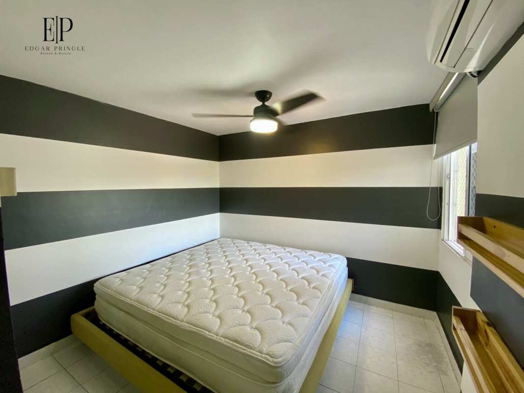 Spacious bedroom with built-in closet, ceiling fan, and AC in PH Peach Tree, Hato Pintado Panama