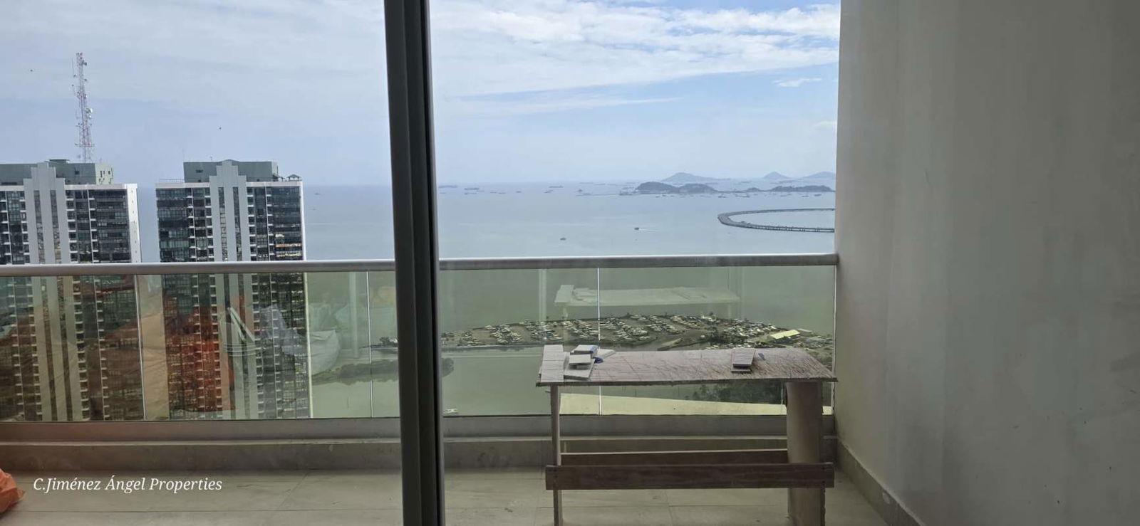 Large bright living space with stunning city skyline and bay views in PH Costanera Panama