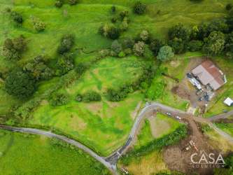 Hilly mountain lot with scenic views and citrus trees in Volcán Chiriquí