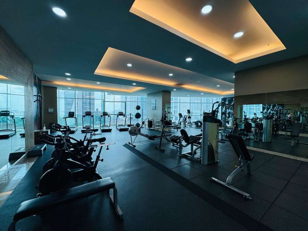 Luxury infinity pool overlooking Pacific Ocean at PH Allure Avenida Balboa Panama City