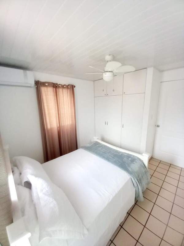Bedroom with built-in closet, AC, ceiling fan and window in Condado del Rey house Panama