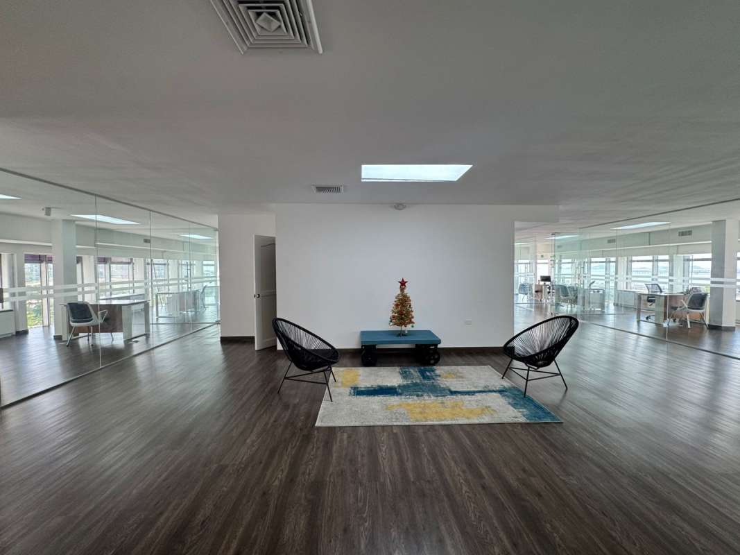 Open bright office with panoramic views in PH Torre BAC