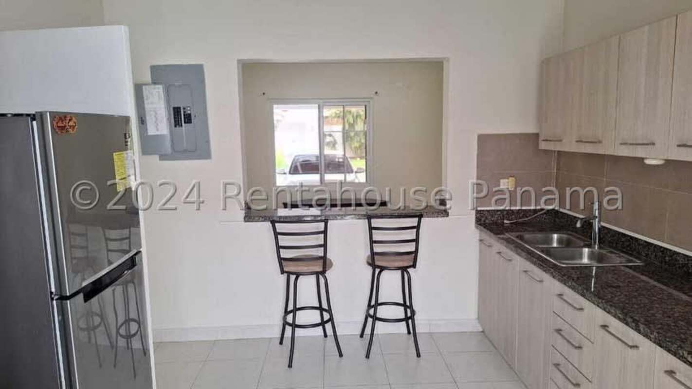 Large master bedroom with walk-in closet and ensuite bathroom for sale in Versalles Panama