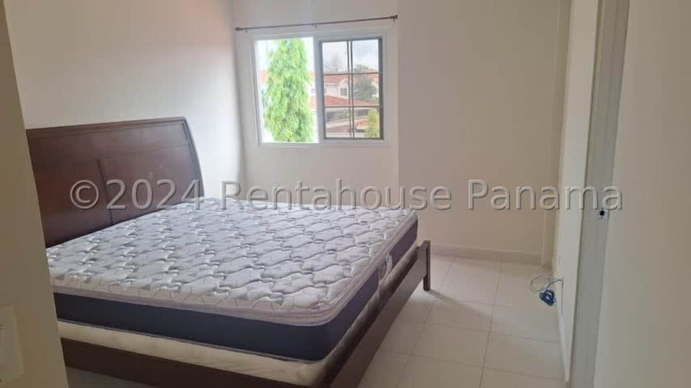 Secondary bedroom with window, natural light and closet in Quintas de Versalles