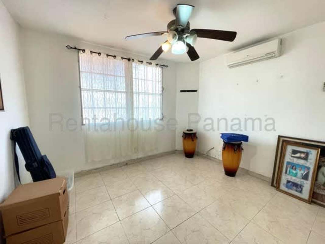 Multi-purpose room with tile floor, ceiling fan, AC unit, and natural light in house Brisas del Golf II Panama