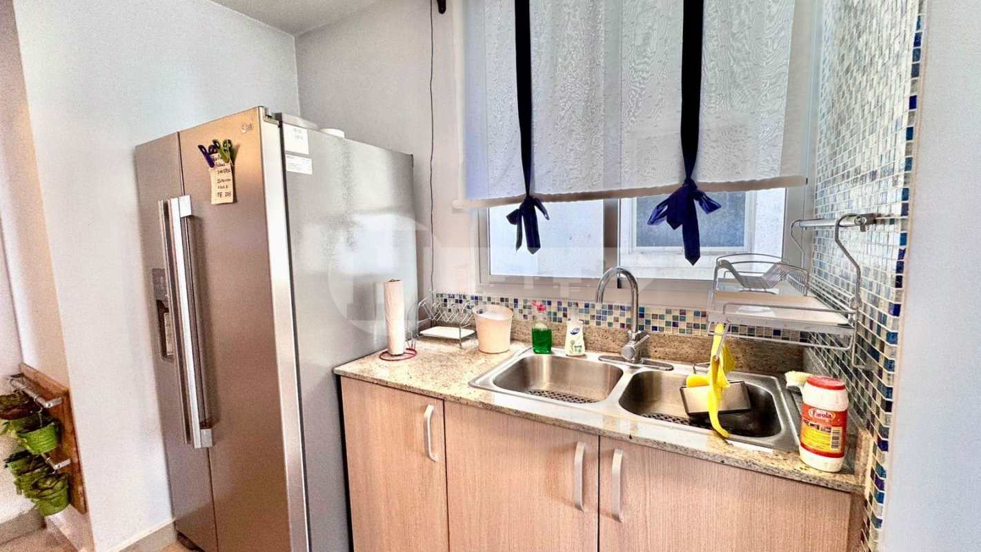 Master bedroom with large window, AC, closet, and city view in PH Rokas Condado del Rey Panama