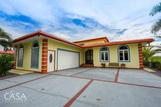 Beachfront House for Sale in Alanje / Playa Barqueta - 3 bedrooms