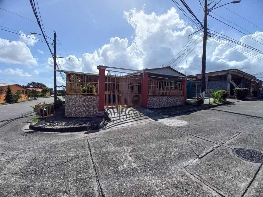 Corner lot house for sale fenced yard Villa Zaita Panama Urbanizacion Casa Real