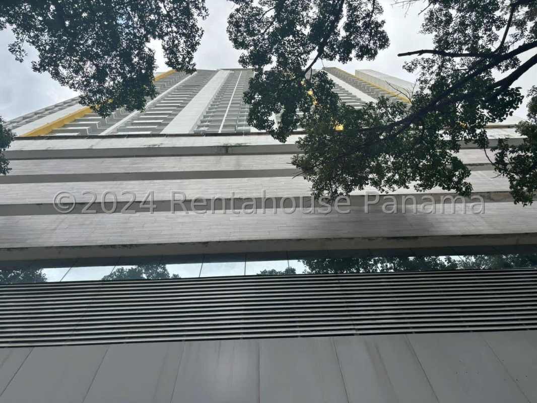 Bedroom with inverter AC built-in closet ceramic flooring PH Vía España Obarrio Panama