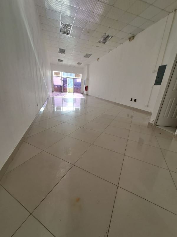 Open commercial space with glass storefront and tiled flooring for rent Don Bosco Panama