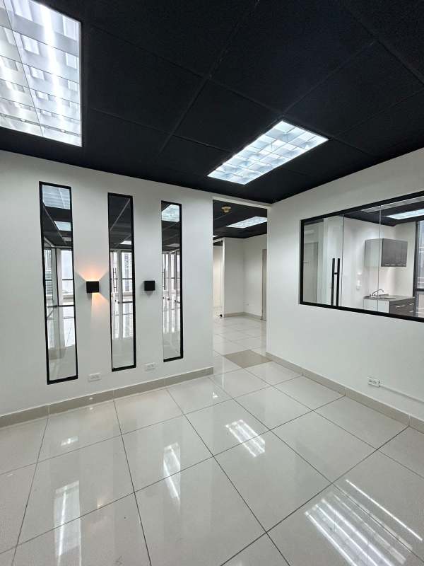 Meeting room or private office space with city views in Torre Banco General