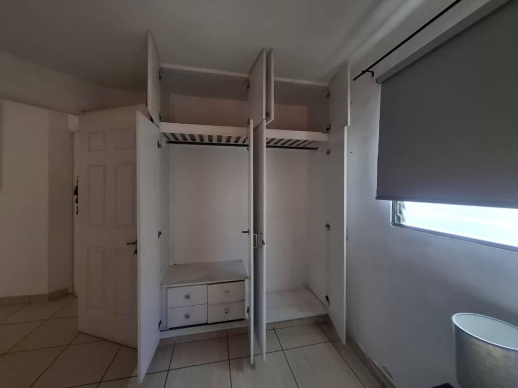 Bright bedroom with built-in wardrobe in PH Parque de Versalles Chanis