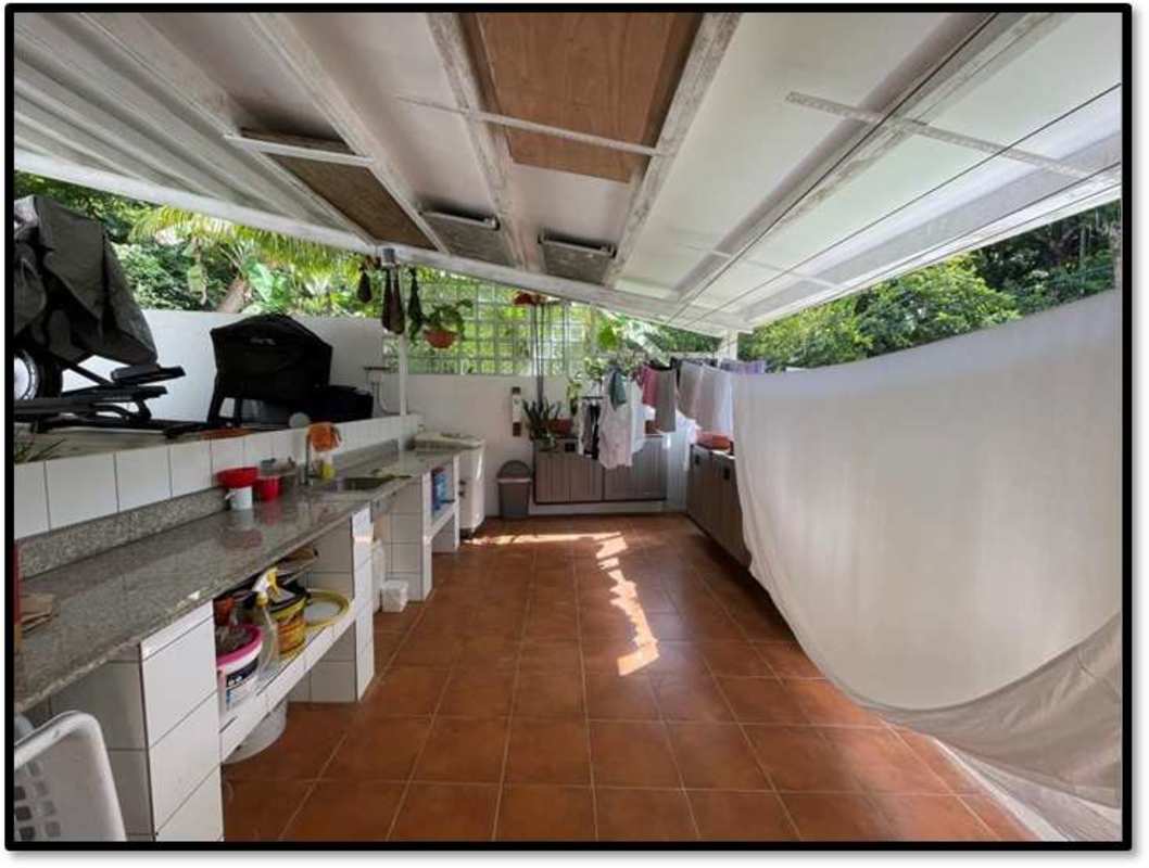 Bright dining room combined with home office corner, vaulted ceiling in Clayton villa Panama