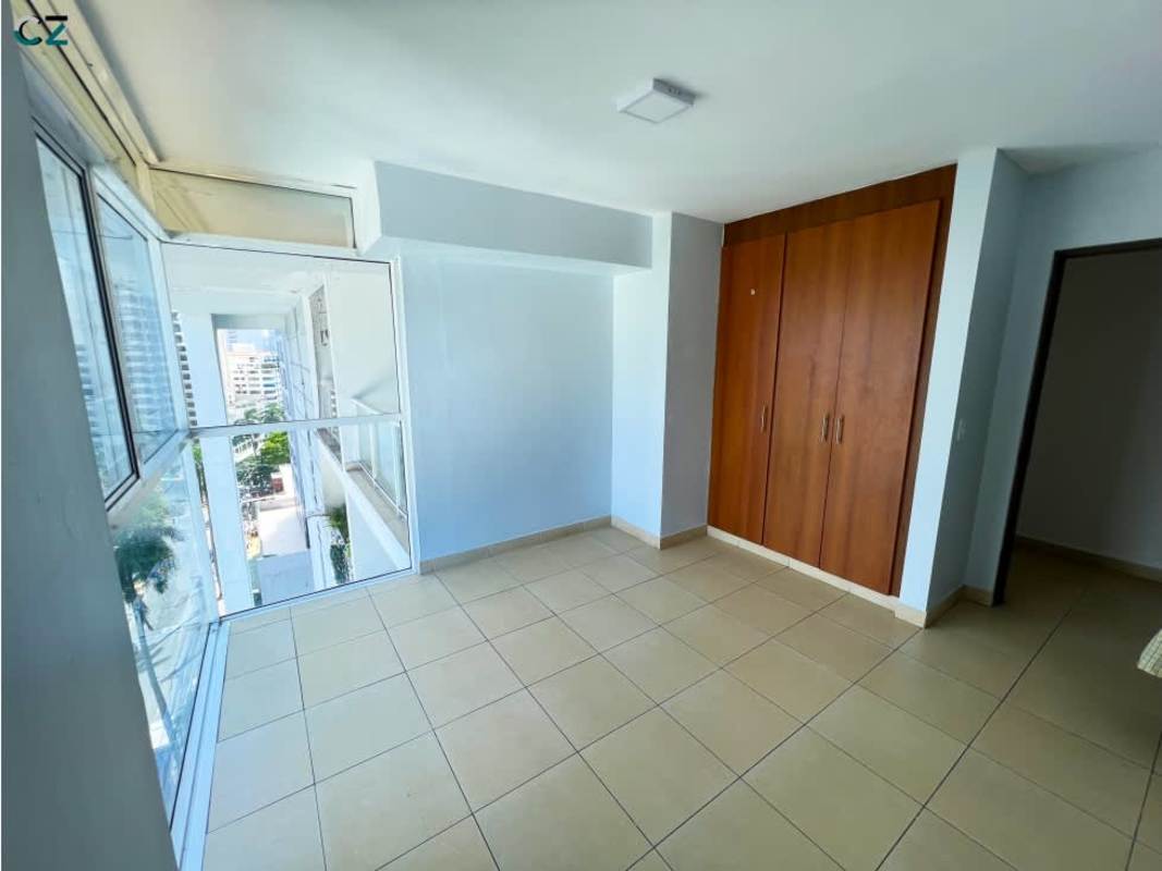 Bright master bedroom with windows and built-in wardrobe PH Blue Park Panama