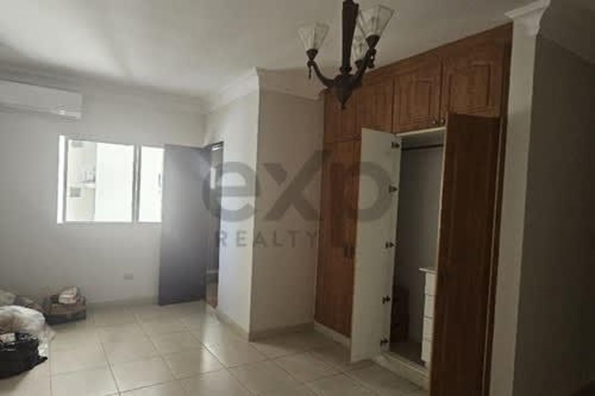 Spacious secondary bedroom with private bathroom, built-in closet, window view in PH Victoria Tower Panama