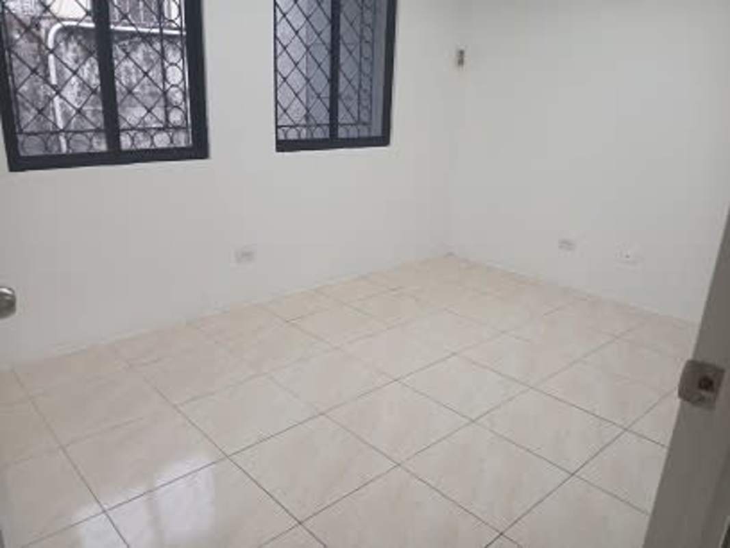 Modern conference room with glass-top table, black leather chairs inside PH Vía España Business Center Obarrio