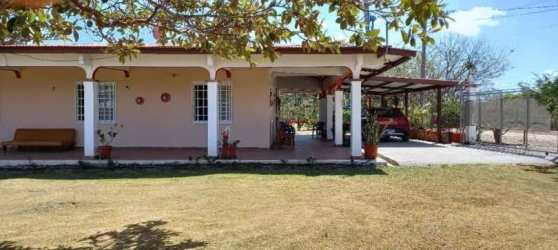 Covered porch with parking area, column arch design, lawn and carport Penonomé Coclé