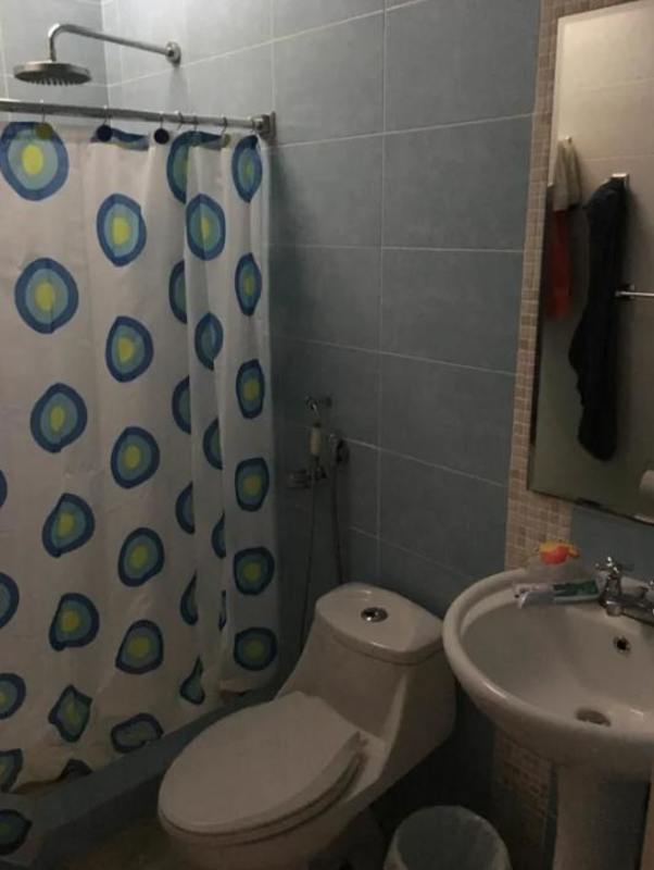 Bathroom with blue tiles, walk-in shower, pedestal sink and mirror duplex in Brisas del Golf Panama