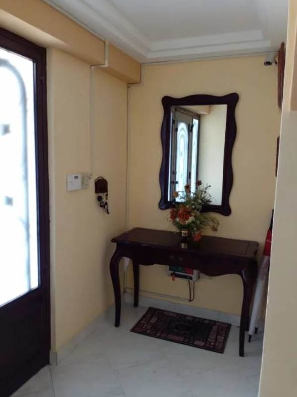 Entry hallway with console table, mirror, flower arrangement in Panama City Betania