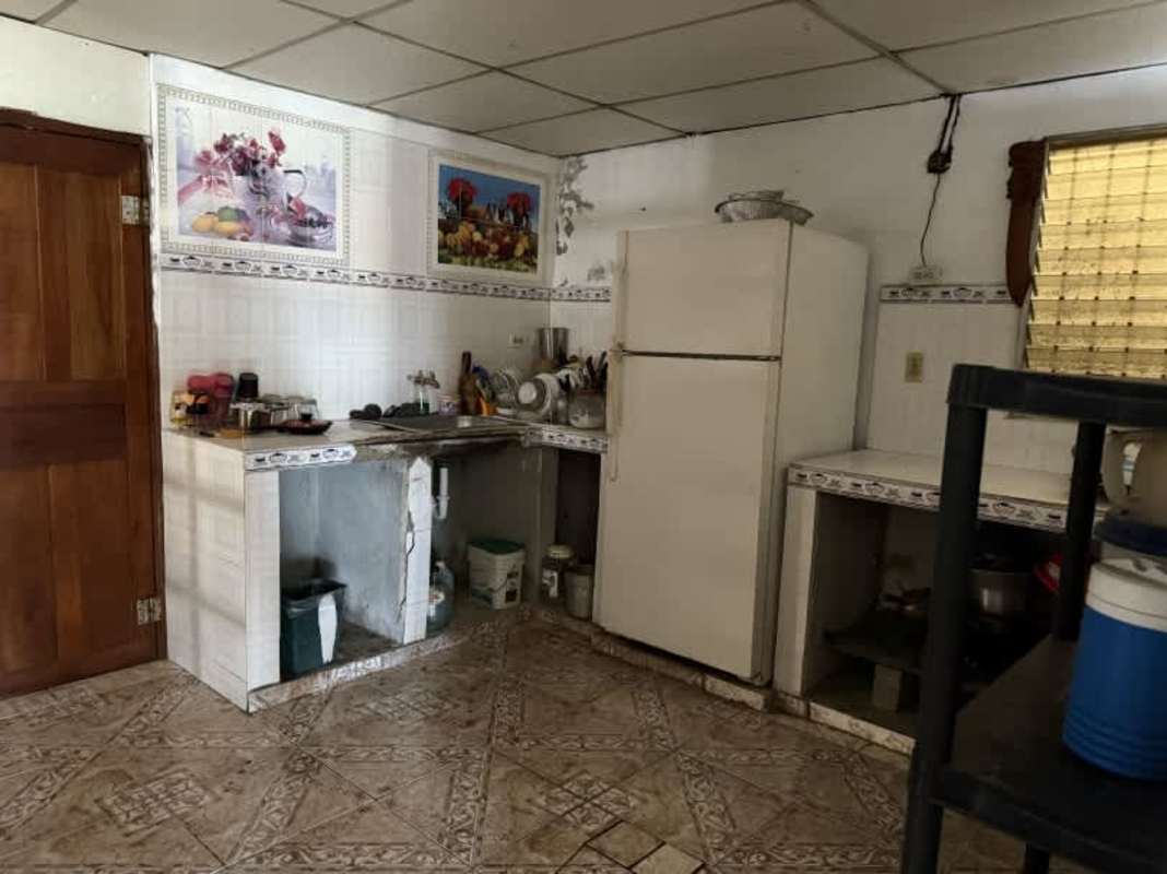 Bedroom with separate entrance, tile floors, window in Vacamonte house Panama