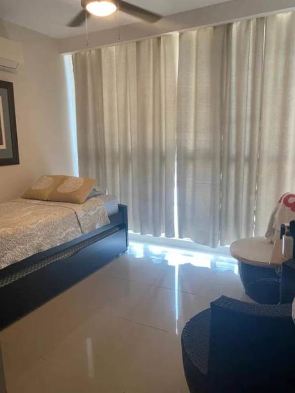Secondary bedroom bright furnished with built-in closet in PH The Executive Tower Panama
