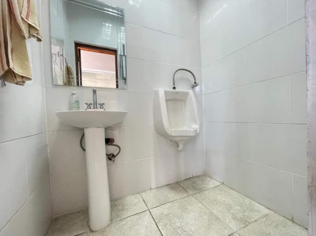 Spacious reception lobby inside commercial building in La Alameda