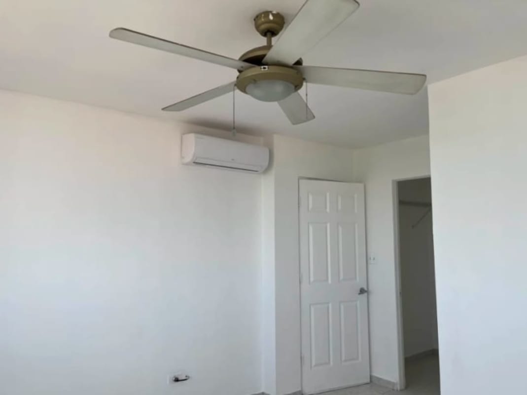 Bedroom with AC, ceiling fan, white walls and closet in PH Parque Lefevre Panama City