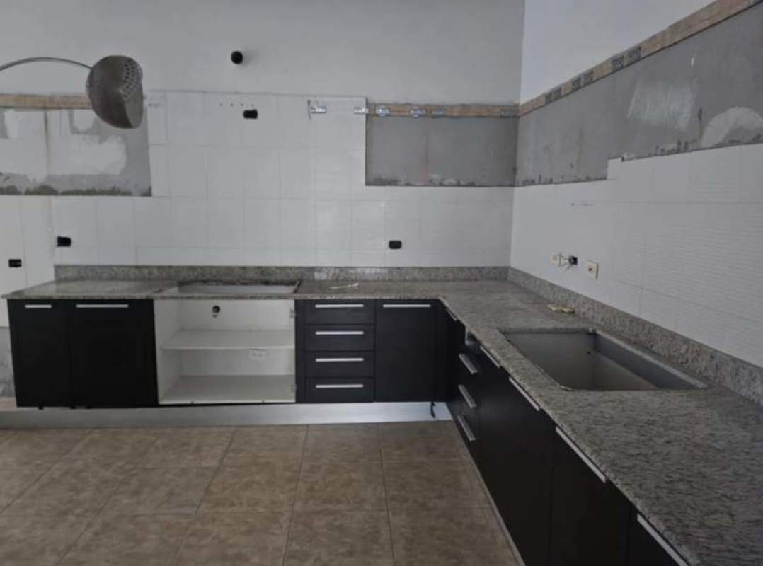 Modern living room with marble floors, floor-to-ceiling glass and Pacific Ocean view at PH Ocean House Costa del Este