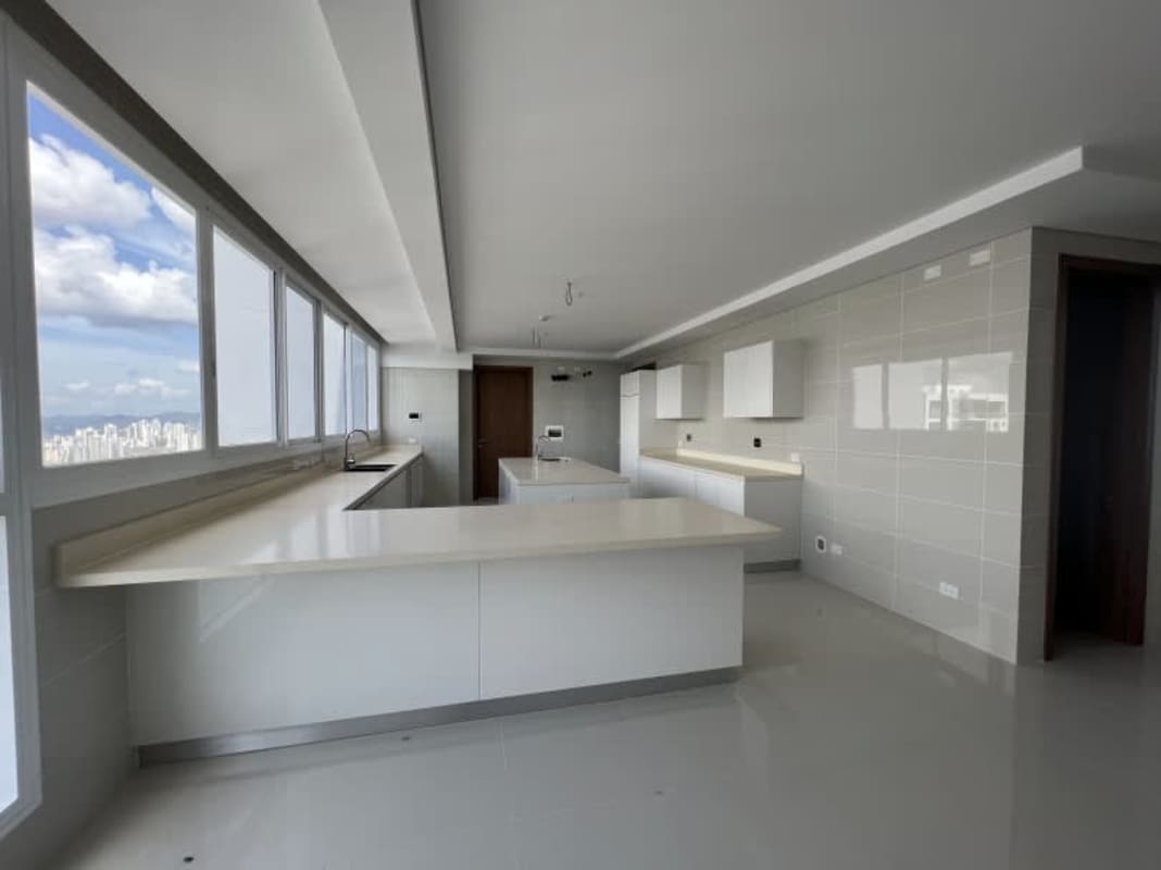 Luxurious master bedroom with panoramic ocean view in PH Windrose Coco del Mar