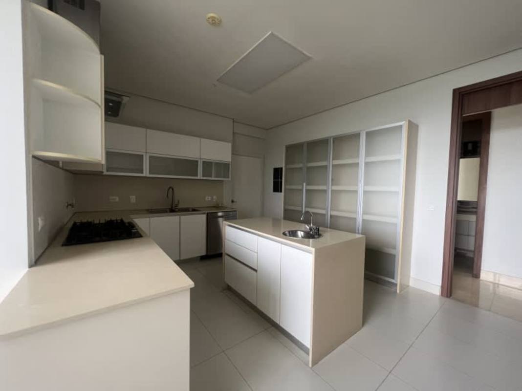 Expansive balcony with glass railing overlooking golf course and city skyline at PH La Vista Panama City luxury rental