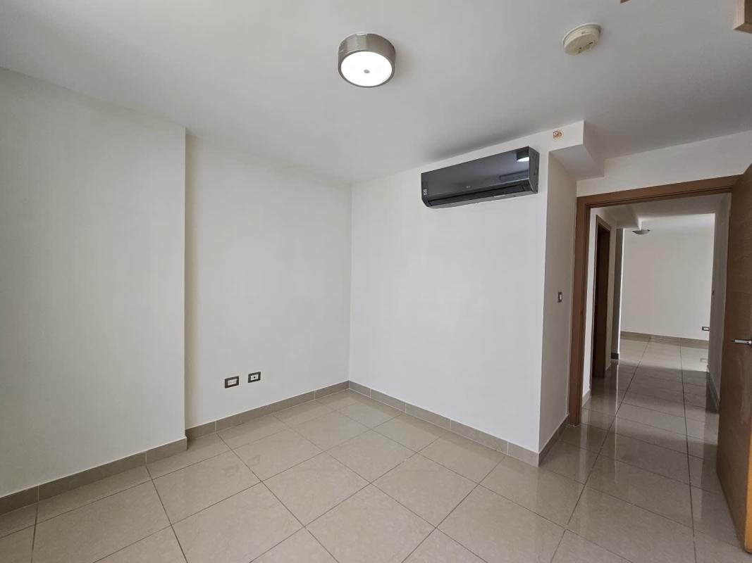 Modern bedroom with AC and ceramic flooring in PH Rokas Condado del Rey Panama