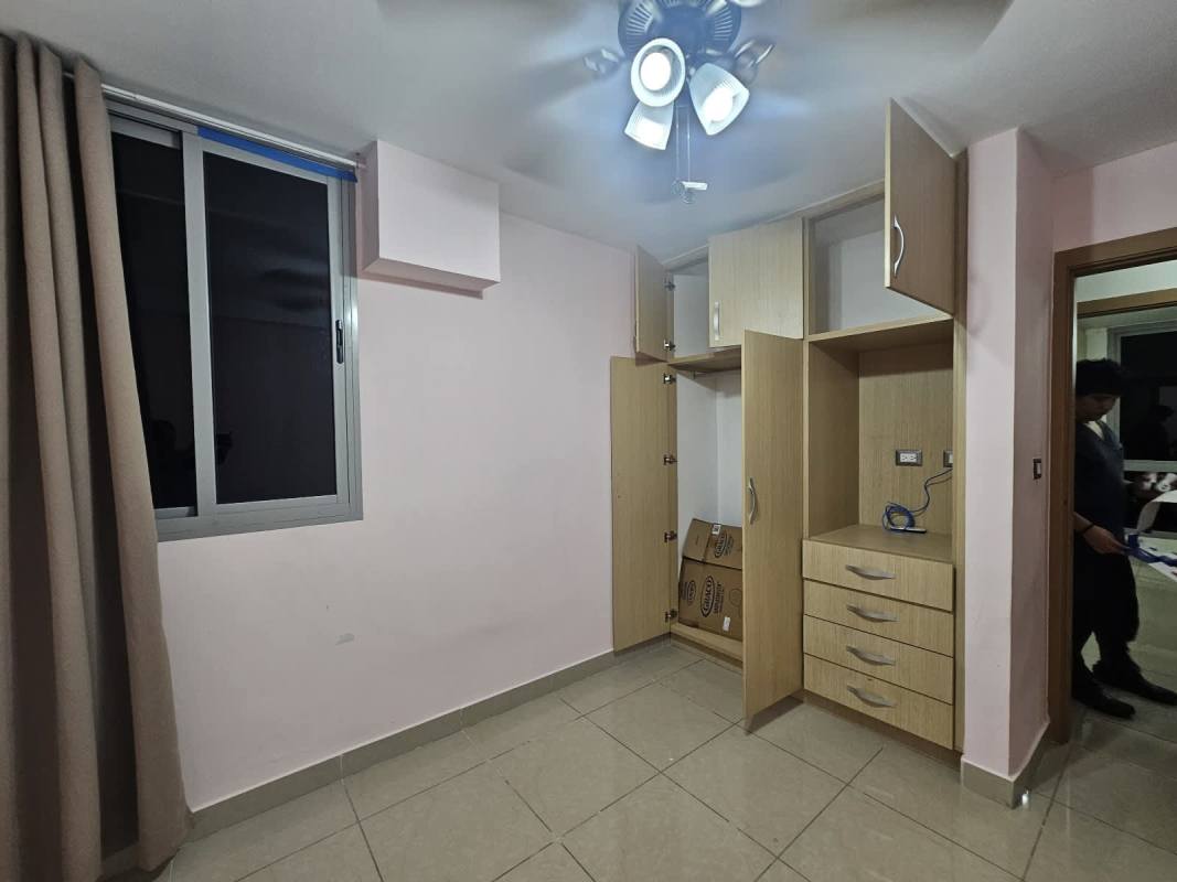 Bedroom with ceiling fan large window built-in wardrobe PH Rokas Panama rental