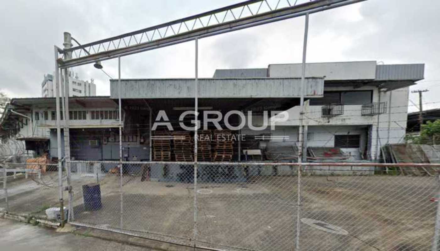 Large industrial warehouse with urban setting street parking for rent in La Loceria Panama