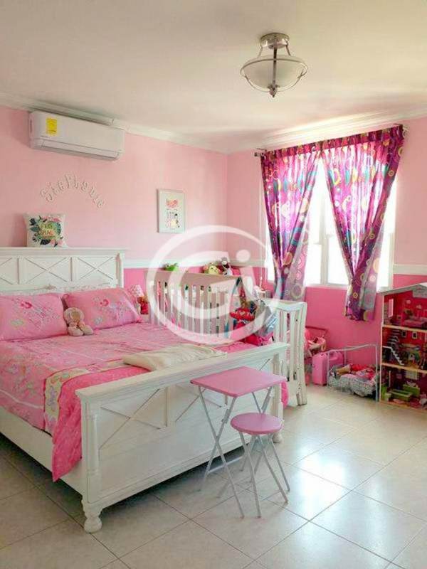 Formal dining room with chandelier, wooden table in Residencial El Doral Panama
