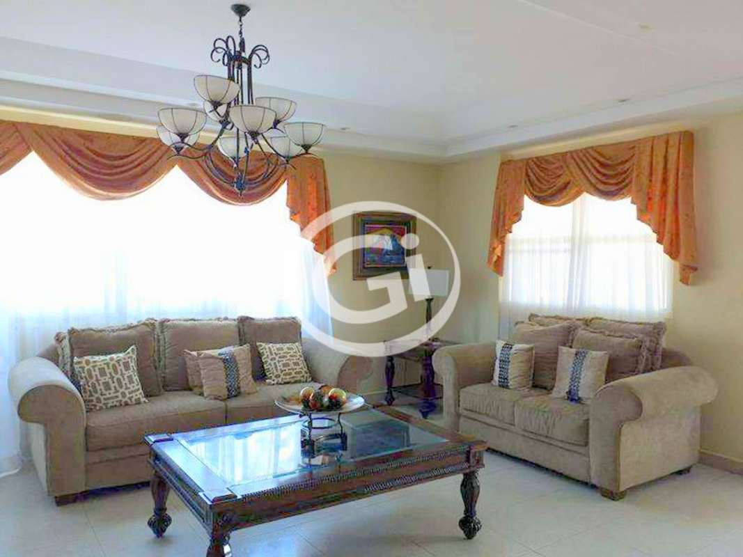 Master bedroom with pink accent wall, AC, wooden bed in Residencial El Doral house Panama City