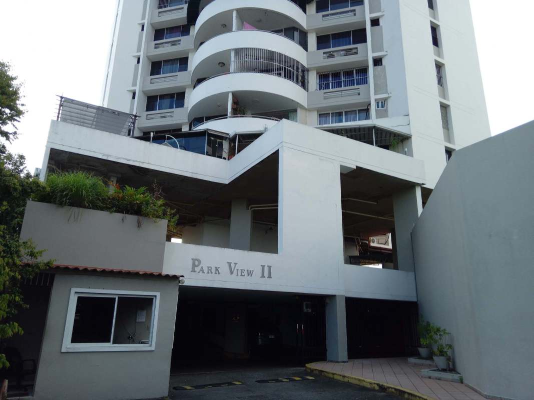 Bedroom with teal walls, large windows, air conditioning PH Park View II Panama City