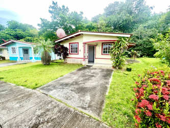 Exterior single level house garden walkway lush vegetation Monterregio in Panama Oeste