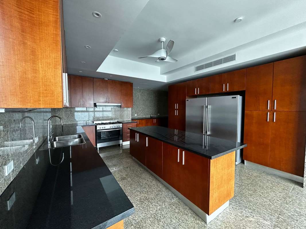 Luxury panoramic balcony with glass railing and scenic views in PH The Point Panama City