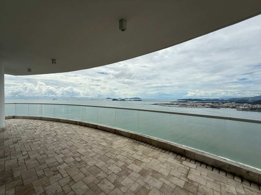 Gourmet kitchen with granite countertops, large island, stainless appliances and water views at PH The Point Punta Paitilla