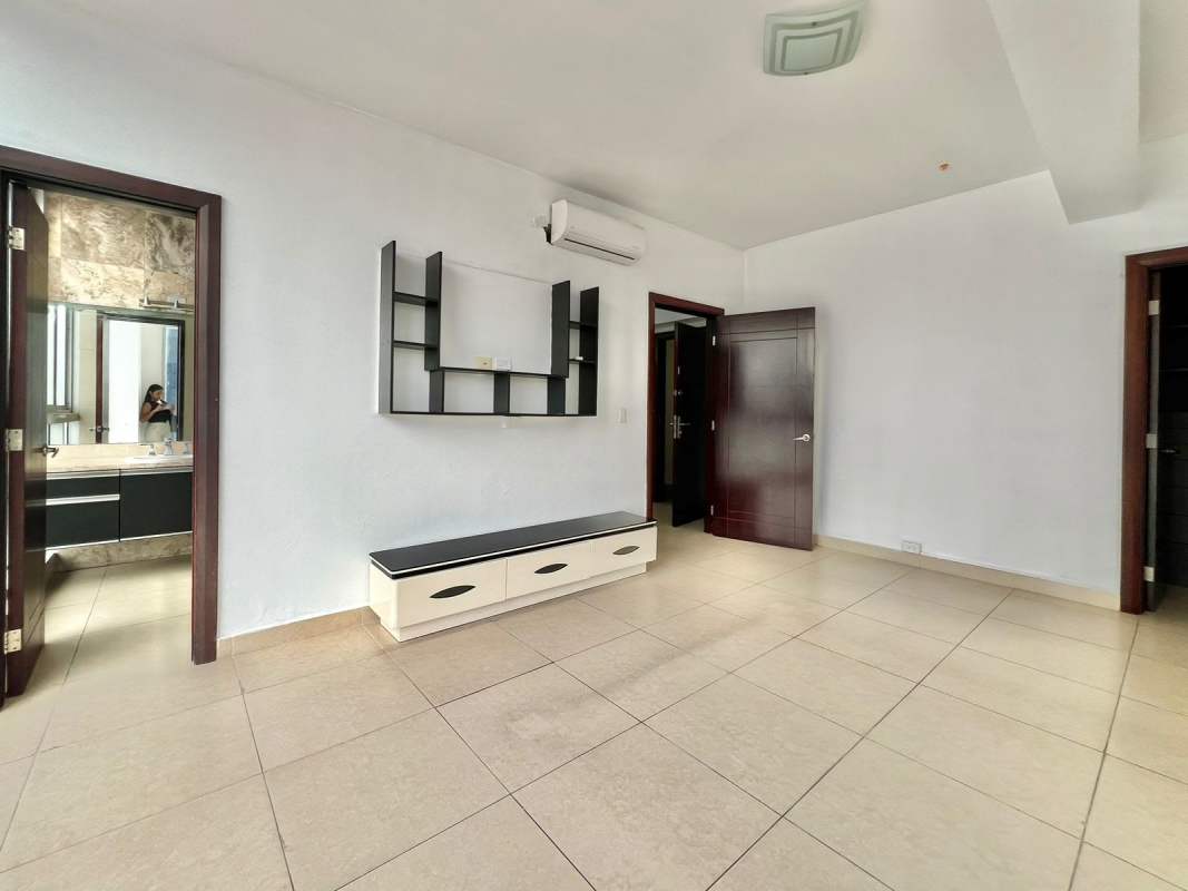 Bright secondary bedroom with closet ocean views PH Rivage Tower Panama City