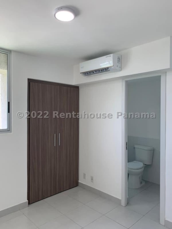 Apartment gym with equipment and city view in Panama City