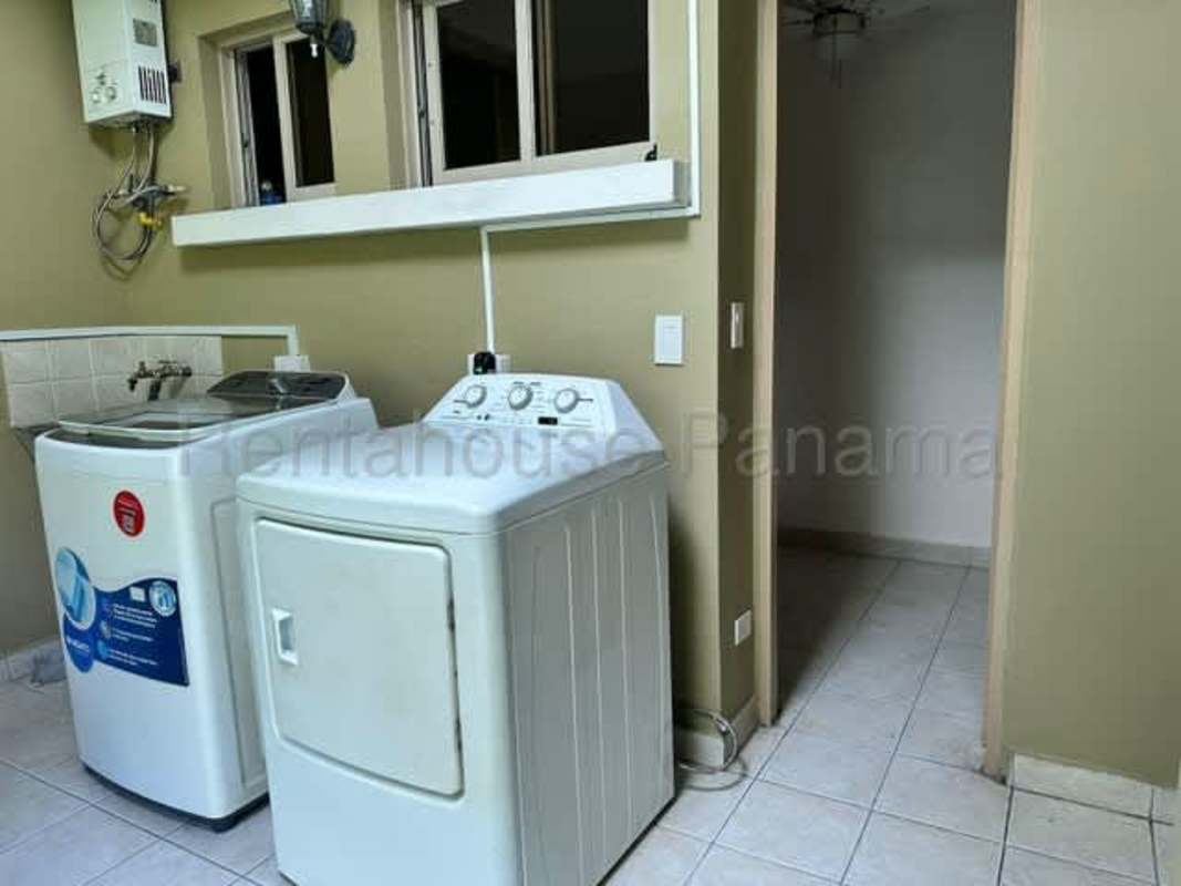 Spacious Family House with Terrace Embassy Gardens Clayton