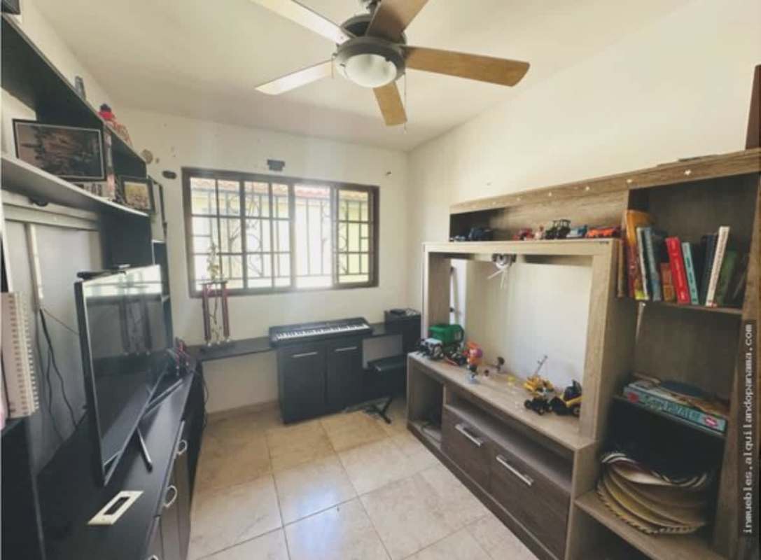 Entertainment and study room with shelving, TV, keyboard and window Mirador del Lago Panama