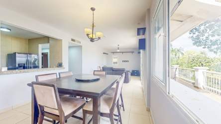 Spacious master bedroom with greenery view in PH Tucan Country Club Panama